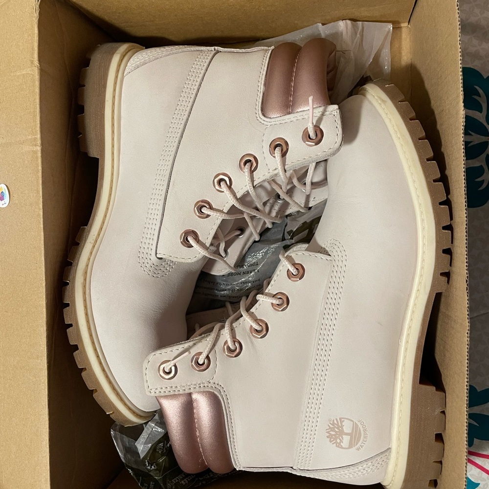 Women’s pink size 8.5 natural nubuck waterproof Timberland boots.